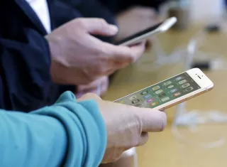 Apple espera que los centros de llamadas para grandes áreas metropolitanas se actualicen más rápidamente que aquellos en áreas rurales. AP