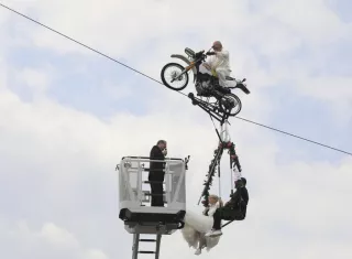 La cuerda floja se extendía entre la muralla de la ciudad y una torre. Foto: AP