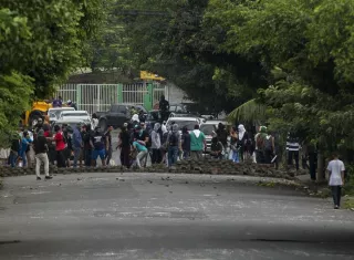 Los &quot;parapolicías&quot;, llamados así por la Comisión Interamericana de Derechos Humanos son hombres encapuchados, armados, que se desplazan en camionetas junto con la Policía Nacional, realizan arrestos, asaltos, y disparan contra la población. EFE