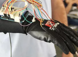 El guante puede interpretar expresiones sencillas como &quot;hola&quot;, &quot;adiós&quot;, &quot;con gusto&quot;, &quot;permiso&quot;, &quot;lo siento&quot;, &quot;tú&quot; o &quot;yo&quot;.  Foto: Agencia de noticias de la Universidad Nacional
