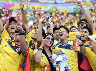 Hinchas con la camiseta de la selección de fútbol de Colombia ofrecieron disculpas. Foto EFE