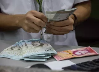 En la práctica, comprar un kilo de carne o cinco pañales desechables, por poner dos ejemplos de gastos cotidianos, implica absorber todo ese salario mínimo. Foto: EFE