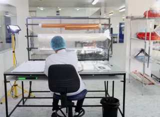 Fotografía muestra a un empleado de la empresa uruguaya de satélites mientras trabaja en la planta de producción, en Montevideo (Uruguay). EFE