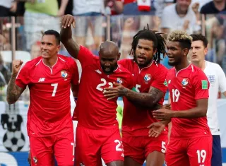 El defensa panameño Felipe Baloy, marca el primer gol de Panamá en un mundial./EFE