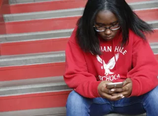 Lo que tus hijos están haciendo en línea podría sorprenderte. Los niños cada vez más conocedores de la tecnología a menudo viven vidas digitales secretas en las redes sociales y pueden hacer todo lo posible para evitar la detección de los padres.  AP