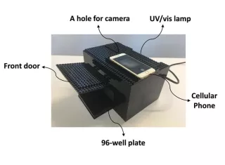 Fotografía cedida por la American Chemical Society donde se observa una estructura hecha con piezas de Lego y un teléfono móvil con explicaciones de emplazamiento de los componentes de un dispositivo que detecta y cuantifica los agentes nerviosos. EFE