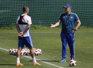 Ignashévich, un defensa cuarentón contra la Armada Española. Foto EFE