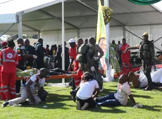 Una vista general muestra la escena del escenario principal después del estallido de una presunta bomba en una reunión dirigida por el presidente Emmerson Mnangagwa, en el White City Stadium en Bulawayo, Zimbabwe, el 23 de junio de 2018. EFE
