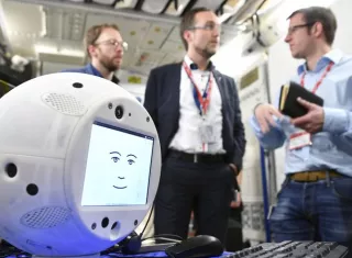  Cimon sonríe cuando siente que la conversación es optimista y frunce el ceño cuando está triste. Una pequeña pantalla en la esfera sirve como su cara. Foto: AP