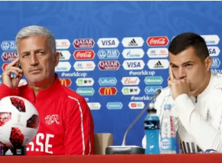 El entrenador de Suiza, Vladimir Petkovic (i), y el jugador, Granit Xhaka (d). Foto:EFE