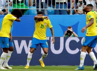 El delantero brasileño Neymar (c) celebra tras marcar el 1-0 con sus compañeros Willian (i) y Gabriel Jesus (d) durante el partido Brasil-México, de octavos de final. Foto EFE 