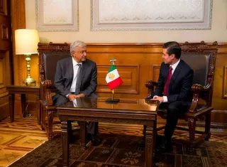 El mandatario mexicano, Enrique Peña Nieto (d), durante una reunión con el próximo presidente de México, Andrés Manuel López Obrador (i), en el Palacio Nacional. Foto: EFE
