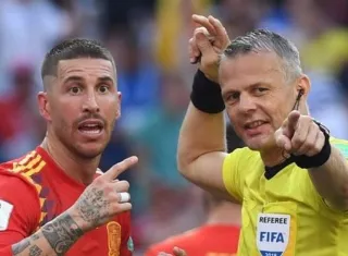 Björn Kuipers inventó una máquina que recolecta botellas vacías en sus supermercados. Foto: Redes Sociales 