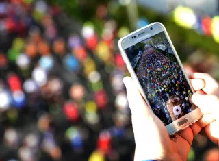 Una persona consulta su teléfono móvil. EFE/Archivo