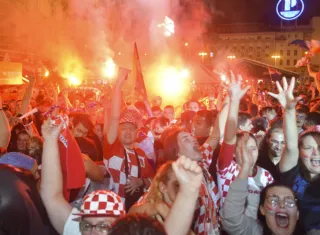 Fanáticos de Croacia celebran en el centro de Zagreb. Foto: AP