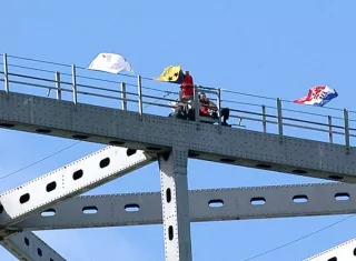 Dos transportistas en las alturas del Puente de las Américas sobre el canal de Panamá. EFE/Archivo