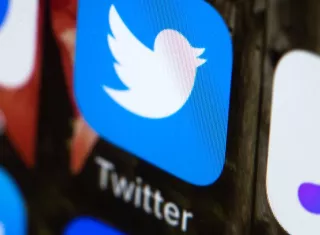 Twitter ha estado trabajando para eliminar cuentas falsas, bots y publicaciones abusivas de su servicio. AP