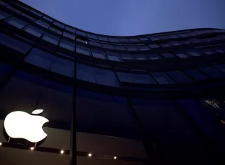 Imagen de un logo de Apple en la sede de la compañía en California. EFE Archivo