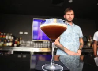 Fotografía de un coctel en primer plano preparado por el experto en coctelería Enrique Auvert (atrás) durante una entrevista con Efe, en Ciudad de Panamá (Panamá). EFE
