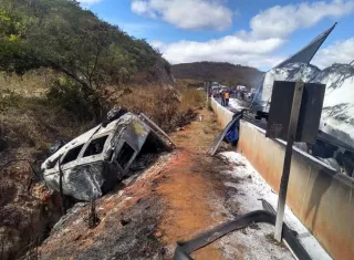 Fotografía cedida por el cuerpo de Bomberos de Minas Gerais, de la escena del accidente en Sao Paulo, Brasil. EFE