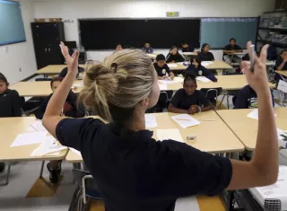 La maestra Zara Gibbon hace un gesto mientras enseña a un grupo de estudiantes entrantes de sexto grado en Animo Westside Charter Middle School durante una sesión de verano para presentarles a nuevos alumnos la escuela a la que asistirán en el otoño. AP