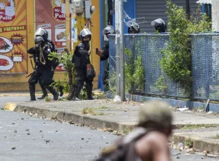 Policías y paramilitares nicaragüenses se enfrentan a manifestantes. EFE Archivo