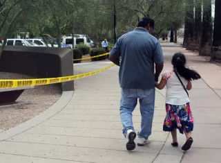 Un hombre camina junto a su hija tras salir de una cita en la Oficina de Control de Inmigración y Aduanas (ICE), desde donde supuestamente se transportará a los menores de 5 años liberados para reunificarlos con sus padres, Phoenix, Arizona (EE.UU.). EFE