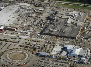 Los daños a las plantas de producción en Vermeer Corp., un fabricante de equipos agrícolas y de construcción en Pella, Iowa, se ven en una vista aérea, después de que un tornado atravesó el área. Foto: AP