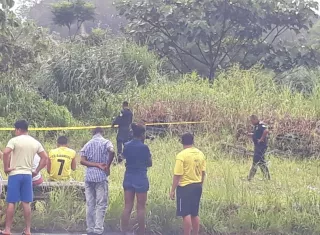 Vista general del lugar en donde fue ubicado el cadáver en Sabanitas, Colón. Foto: Diómedes Sánchez