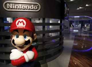 Estatua del personaje de vídeojuegos Super Mario Bros en una sala de exposición del gigante nipón de los videojuegos Nintendo en Tokio (Japón). EFE/Archivo