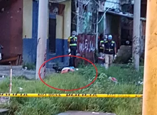  El cuerpo de la víctima, que vestía pantalón negro y camisa anaranjada quedó tirado boca arriba, lo que permitía apreciar una gran brecha en la cabeza calva.  Foto: Diómedes Sánchez
