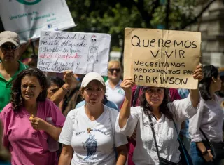 Decenas de personas participan en una manifestación hoy, lunes 30 de julio del 2018, en la ciudad de Caracas (Venezuela). EFE