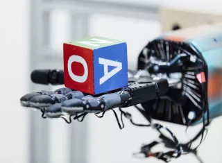 Una mano robótica que gira un cubo en el laboratorio de investigación de OpenAI. AP
