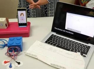 Fotografía cedida por el Instituto Politécnico Nacional (IPN) hoy, martes 31 de julio de 2018, que muestra a alumnos realizando pruebas del sistema PreGoBaby, en la Ciudad de México (México). EFE/IPN/SOLO USO EDITORIAL