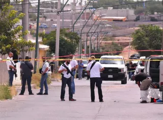 Policías ministeriales resguardan zona donde fueron asesinadas once personas hoy, viernes 3 de agosto de 2018, en Ciudad Juárez, Chihuahua (México). Once personas fueron asesinadas hoy a tiros en una vivienda de Ciudad Juárez, en el norte de México. EFE
