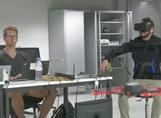 El equipo utiliza laboratorios de prueba para volar estos drones en mundos virtuales. AP