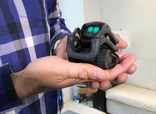 Anki CEO Boris Sofman con el robot doméstico Vector. AP