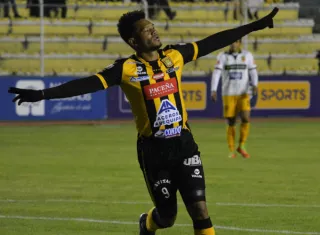 Rolando Blackburn está teniendo una buena temporada en Bolivia.