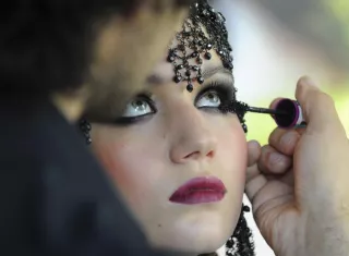 El artista Boris Entrup (no aparece en la imagen) maquilla a una modelo con productos de L&#039;Oréal. EFE/Archivo