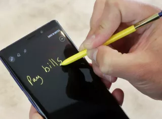 El nuevo teléfono obtendrá una edición automática de fotos y un lápiz táctil que puede servir como control remoto. AP