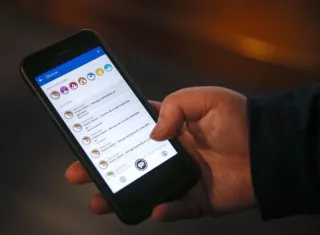 La creadora del SiE (Sistema de Información de Emergencia), la chilena Barbarita Lara, explica el uso de la aplicación durante una conferencia en Santiago (Chile). EFE