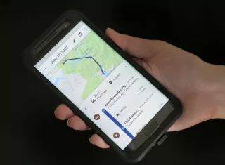 Foto de un teléfono móvil muestra los viajes de un usuario en Nueva York. Google registra tus movimientos incluso cuando dices explícitamente que no. AP
