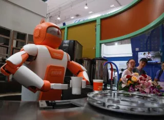 Un robot prepara bebidas, hoy durante una exhibición organizada en el ámbito del Congreso Mundial de Robótica en Pekín (China). EFE