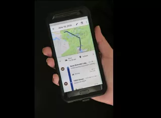Un teléfono móvil muestra los viajes de un usuario en Nueva York. AP