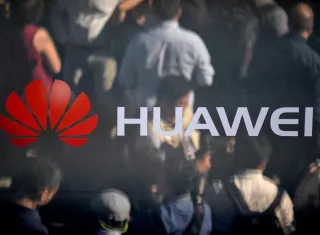 Pantalla de Huawei durante la presentación del Huawei Mate 10. EFE/Archivo.