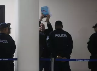 Así fue la llegada del expresidente @rmartinelli  la audiencia del hoy. Foto: Yorlenne Morales