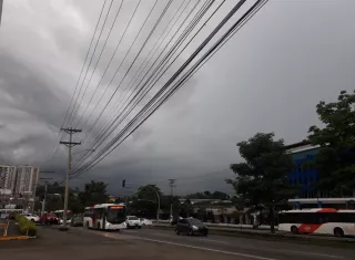 Vista general de la vía Tumba Muerto en día nublado.