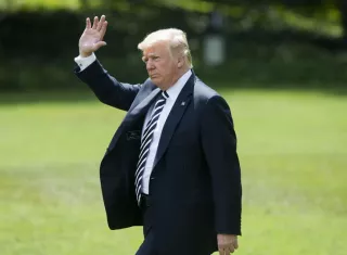 El presidente estadounidense, Donald Trump, camina por el jardín de la Casa Blanca antes de subir al helicóptero presidencial en Washington D.C (Estados Unidos) hoy, 31 de agosto del 2018. EFE