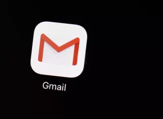 La foto de archivo muestra la aplicación de Gmail en un iPad en Baltimore. Google sigue la línea entre ayudarlo a ahorrar tiempo y arrastrarlo a medida que recurre a las máquinas para sugerir respuestas por correo electrónico en su nombre. AP