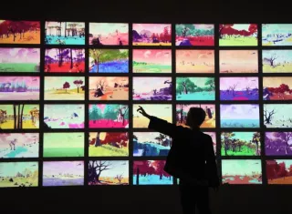 Una joven interactúa con unas pantallas durante la presentación a la prensa de la exposición &quot;Videogames: Design/Play/Disrupt&quot; en el museo londinense Victoria &amp; Albert, en el Reino Unido, hoy, 5 de septiembre de 2018. EFE